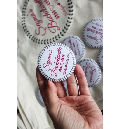 FUŞYA ÇELENK DETAYLI İSİM BASKILI İĞNELİ ROZET