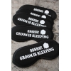 GROOM IS SLEEPING BASKILI LASTİKLİ SİYAH UYKU BANDI