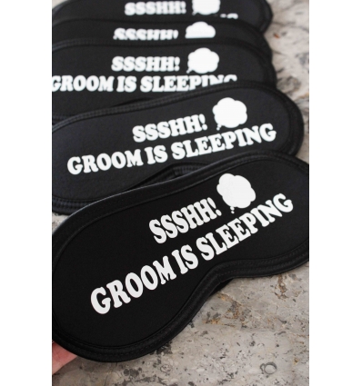 GROOM IS SLEEPING BASKILI LASTİKLİ SİYAH UYKU BANDI