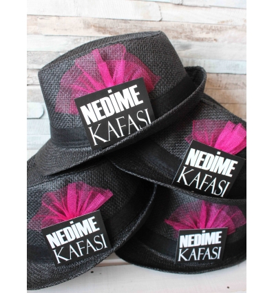 NEDİME KAFASI TÜL DETAYLI SİYAH HASIR MESAJLI ŞAPKA