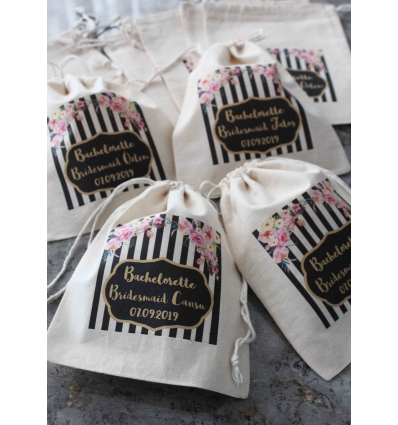 ÇİZGİLİ ÇİÇEK DETAYLI İSİM BASKILI BEZ KESE 15X21 CM