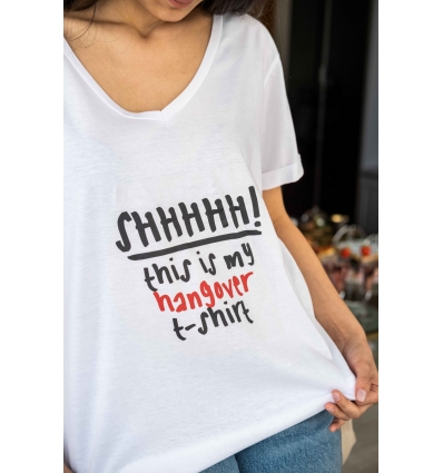 KIRMIZI SİYAH BASKI DETAYLI HANGOVER TİŞORT
