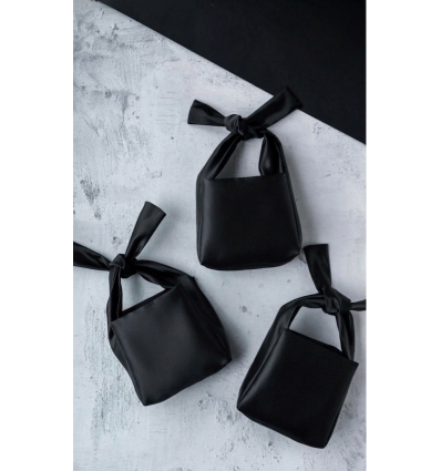 ALL TIED UP-FIYONK SAPLI SİYAH SATEN ÇANTA