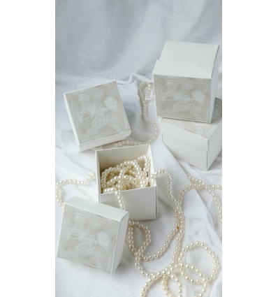 PEARL AND PROSECCO BRIDESMAID GIFT BASKILI KUTU