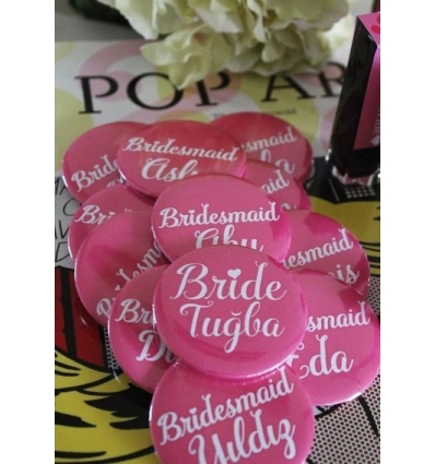 İSİM BASKILI PEMBE ZEMİNLİ İĞNELİ ROZET